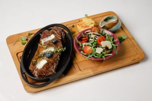RIB-EYE ALĂTURI DE CARTOFI GRATINAȚI