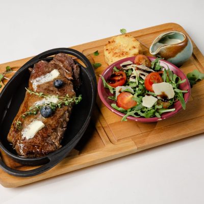 RIB-EYE ALĂTURI DE CARTOFI GRATINAȚI - Hotel Căprioara Suceava